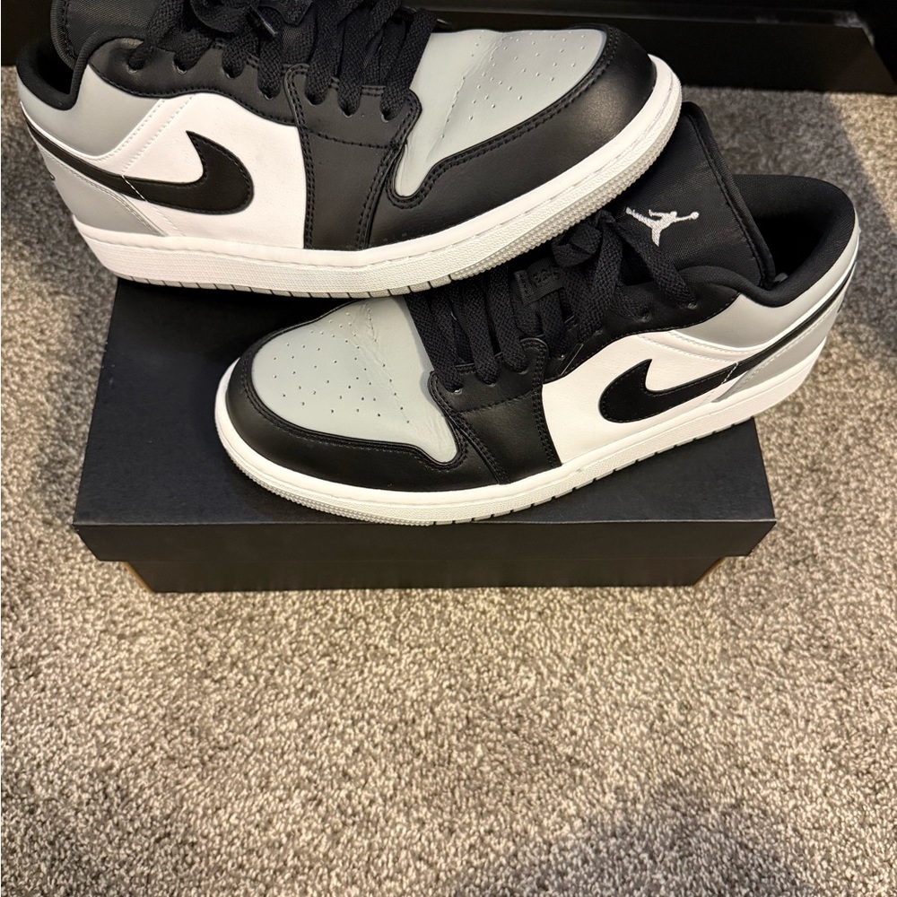 Jordan Men's Black, White, and Gray Sneakers